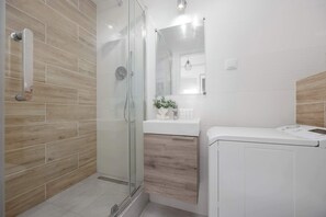 Regadera, secadora de cabello, toallas