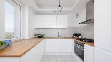 Réfrigérateur, four, plaque de cuisson, lave-vaisselle