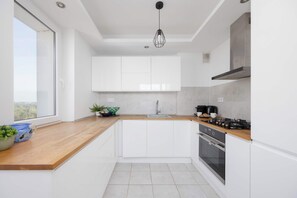 Fridge, oven, stovetop, dishwasher