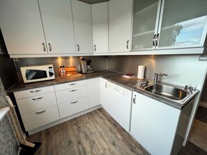 Réfrigérateur, four à micro-ondes, un four, lave-vaisselle