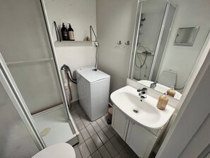 Secador de pelo y toallas