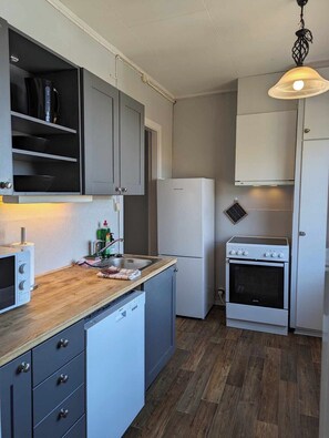 Réfrigérateur, four à micro-ondes, un four, lave-vaisselle