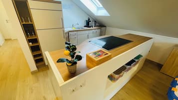 Kühlschrank, Ofen, Herdplatte, Wasserkocher mit Kaffee-/Teezubehör