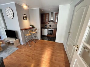 Réfrigérateur, un four, surface de cuisson, lave-vaisselle