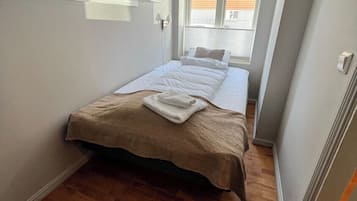 1 habitación, tabla de planchar con plancha, wifi gratis y ropa de cama