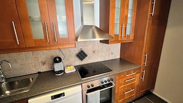 Kühlschrank, Ofen, Herdplatte, Geschirrspüler