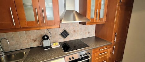 Frigorifero, forno, piano cottura, lavastoviglie