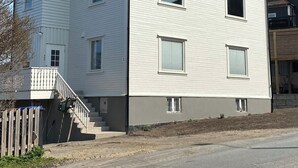 Un bâtiment à deux étages, avec une façade blanche et un toit brun.