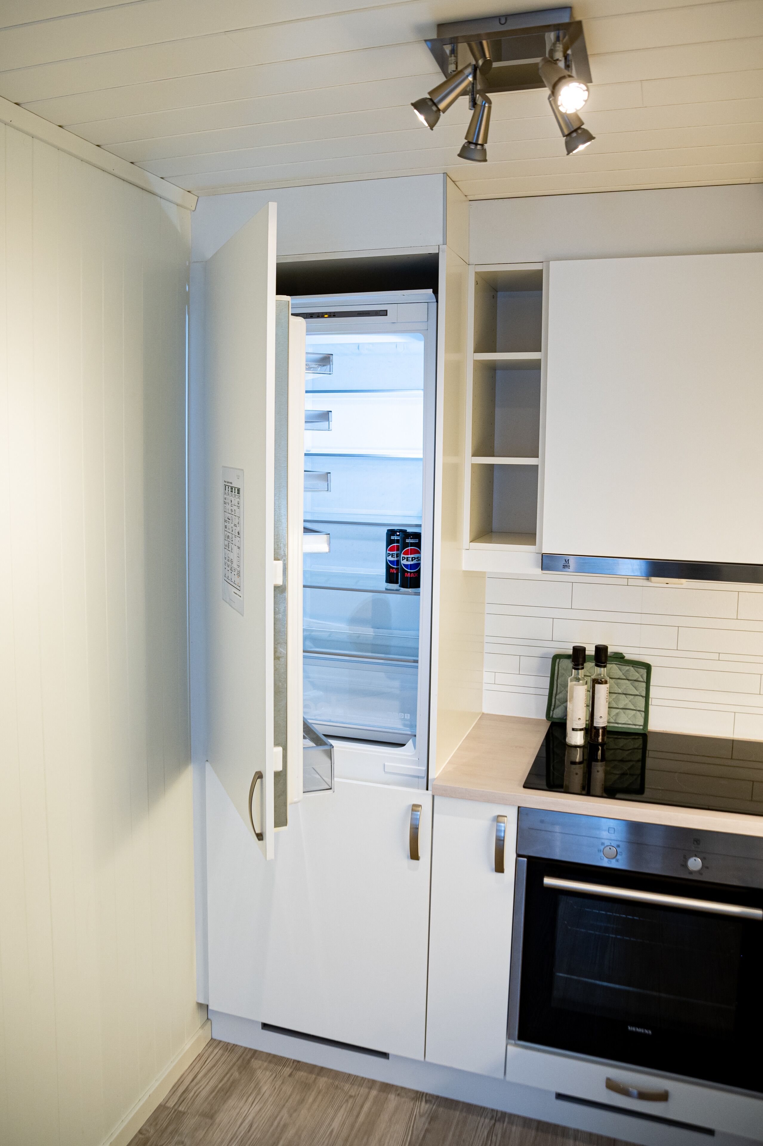 Refrigerador, microondas, horno y lavavajillas 