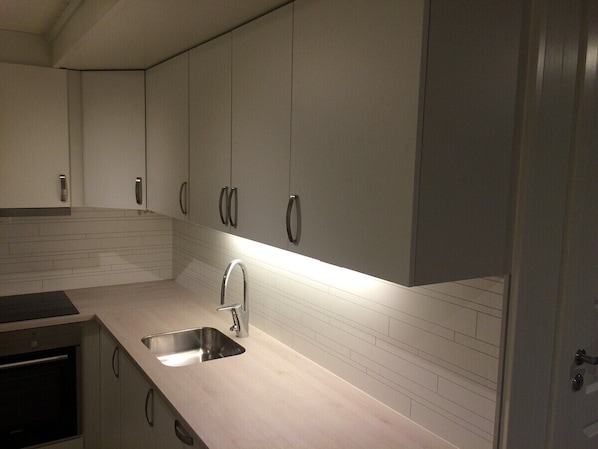 KĂŒhlschrank, Mikrowelle, Ofen, GeschirrspĂŒler