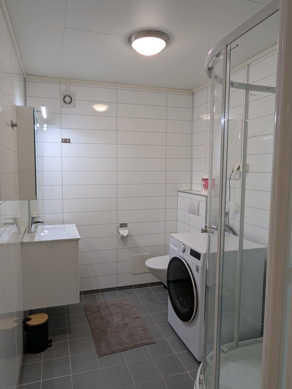 Toalettartikler (inkludert), hårføner og håndklær