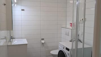 Toalettartikler (inkludert), hårføner og håndklær