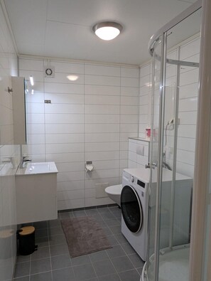 Free toiletries, hair dryer, towels - Modern apartment near train station (H77A) (Narvik)