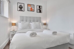 1 soverom og strykejern/-brett