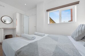 1 chambre, fer et planche à repasser