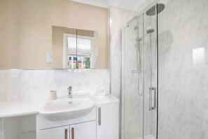 Shower, hair dryer - WhiskAwayHomes Pirie Avenue No. 2 (Worcestershire)