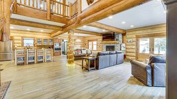 House (6 Bedrooms) | Interior