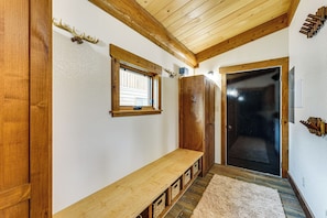 House (6 Bedrooms) | Interior