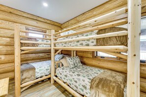 House (6 Bedrooms) | Interior