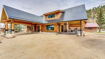 House (6 Bedrooms) | Front of property