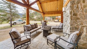 Un patio al aire libre con suelo de piedra, vigas de madera y paredes de piedra.