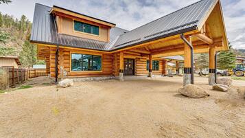 House (6 Bedrooms) | Interior