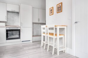 Microwave, oven - WhiskAwayHomes Taylor Bennett Apartment 3 (Worcestershire)