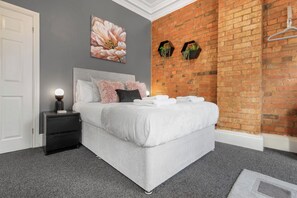 1 dormitorio, escritorio, tabla de planchar con plancha y wifi gratis