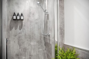 Shower, hair dryer - WhiskAwayStays No. 58 Studio No. 1 (Worcester)
