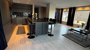 House, 5 Bedrooms, Balcony, Garden View | Dining