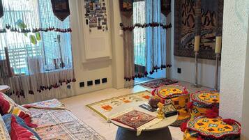 Hus, 5 soverom, balkong, hageutsikt | Oppholdsrom | Bøker