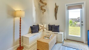 Un coin salon accueillant avec un banc, une lampe et un élément décoratif mural.