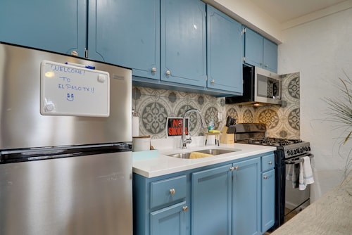 < 1 Mi to University Medical Center: El Paso Apt