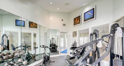 Walk to Beach: 1st-floor Unit w/ Pool in Melbourne