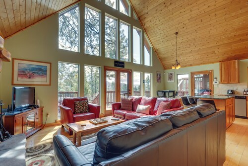 2 Min to Hiking: Cabin w/ Deck in Angel Fire