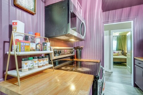 Fenced-in Yard: Home 7 Mi to Shenandoah Nat'l Park