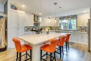 House (4 Bedrooms) | Interior - Amazing Outdoor Space! Everett Escape w/ Hot Tub (Everett)