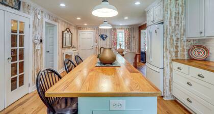 3 Mi to Beach: Pawleys Island Cottage