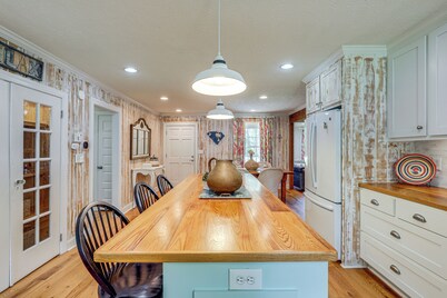 3 Mi to Beach: Pawleys Island Cottage