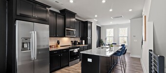 Luxe King 4BR Townhouse in Uptown CLT