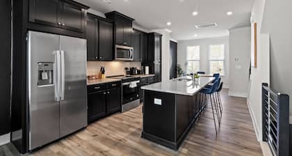 Luxe King 4BR Townhouse in Uptown CLT