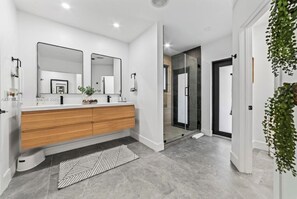 Shower, hair dryer, bidet, towels - Miami modern farm. Kids and family friendly. soccer, pool, tennis, pickleball. (Miami)