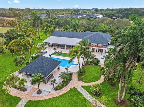 Miami modern farm. Kids and family friendly. soccer, pool, tennis, pickleball.