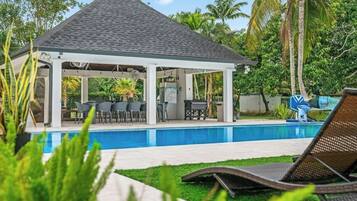 Una piscina al aire libre, una piscina climatizada