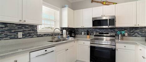 ثلاجة، ميكروويف، فرن، موقد طهي مسطح