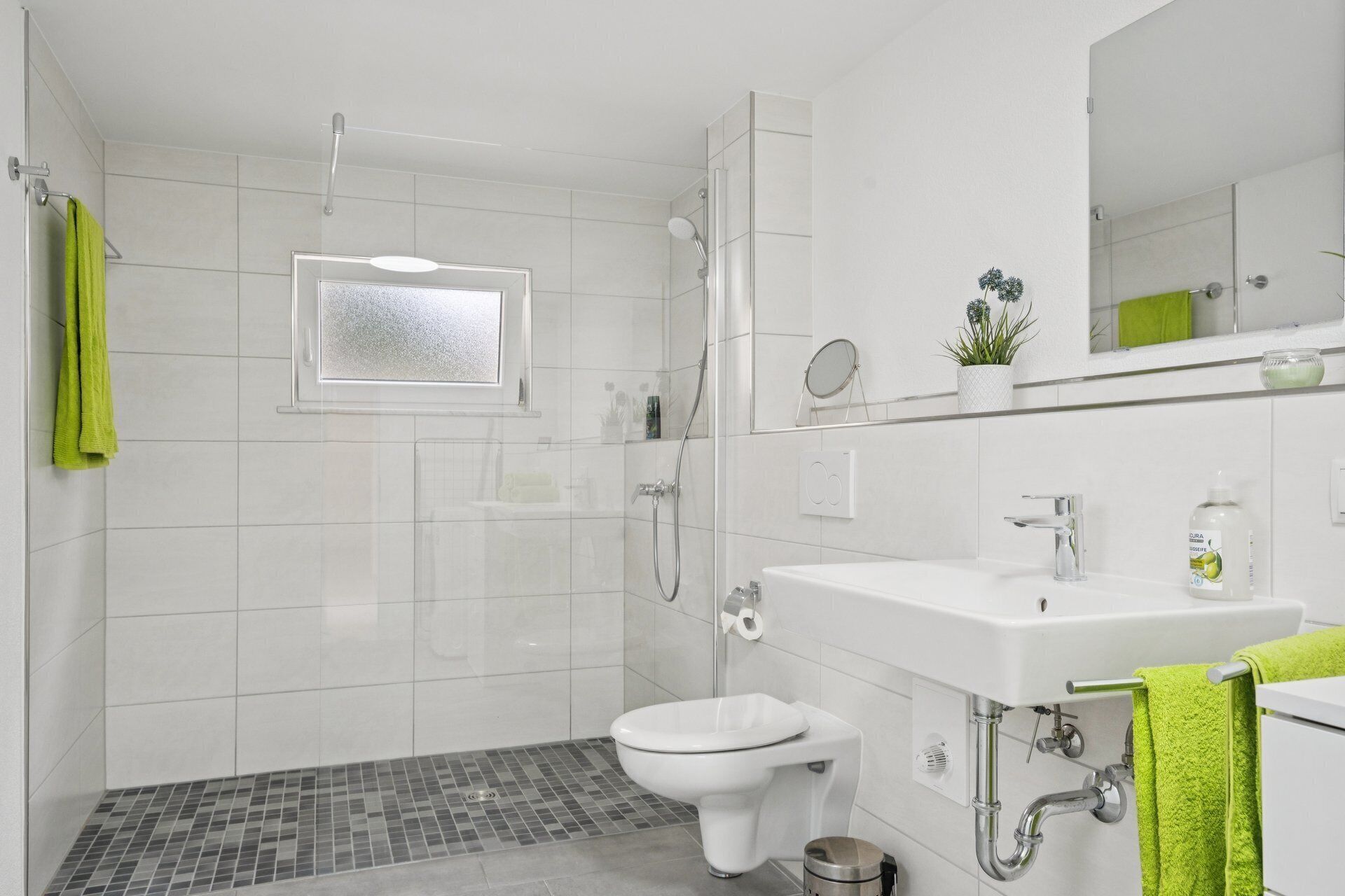 Dusche, Haartrockner, Handtücher, Seife