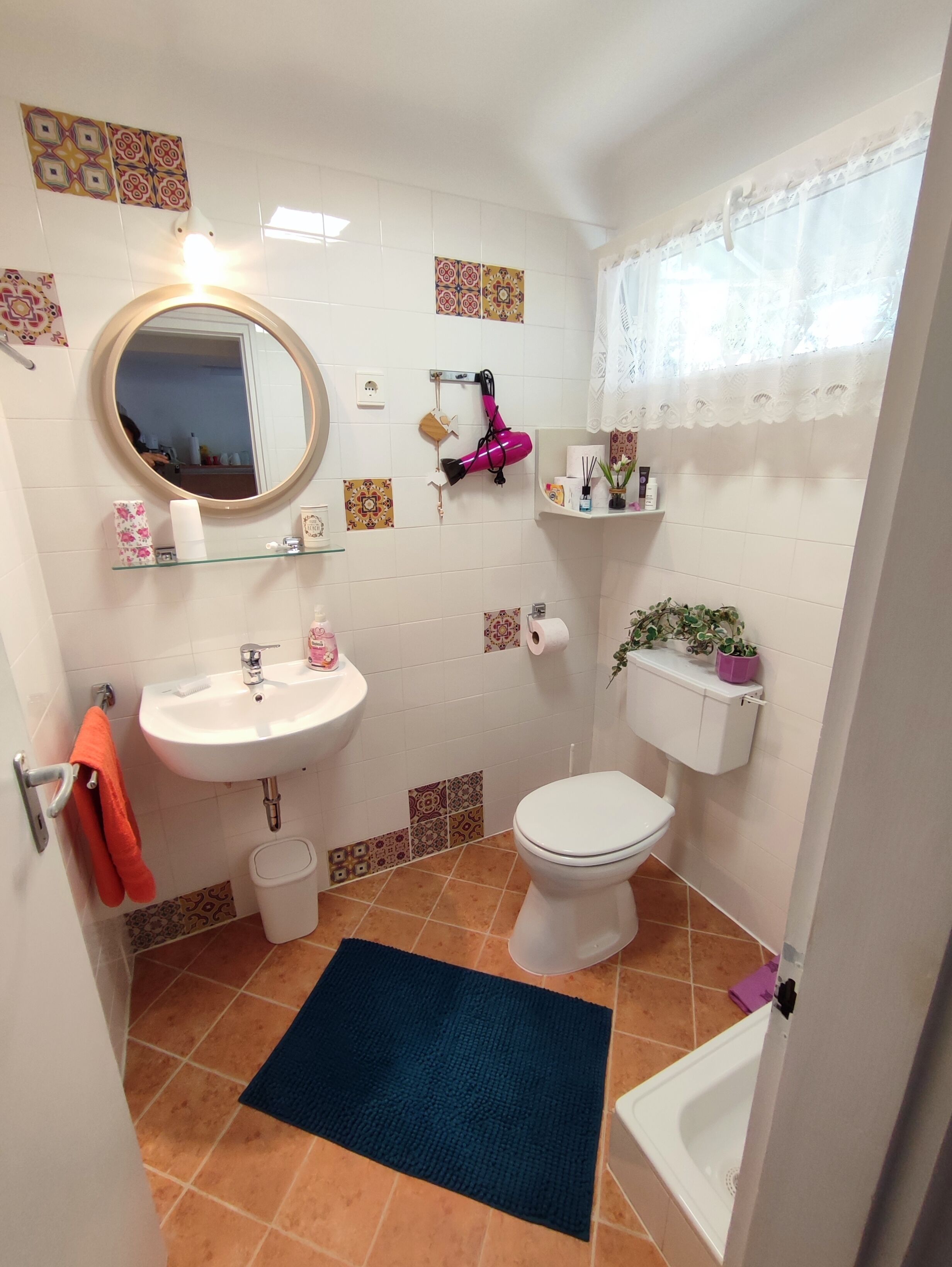 Un bagno con lavandino, wc e doccia.