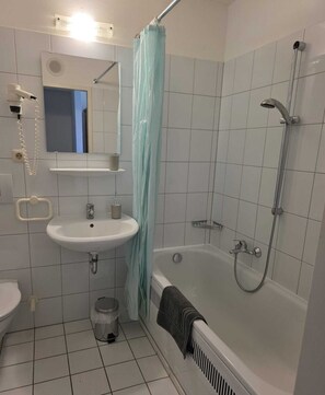 Haartrockner, Handtücher, Seife, Toilettenpapier