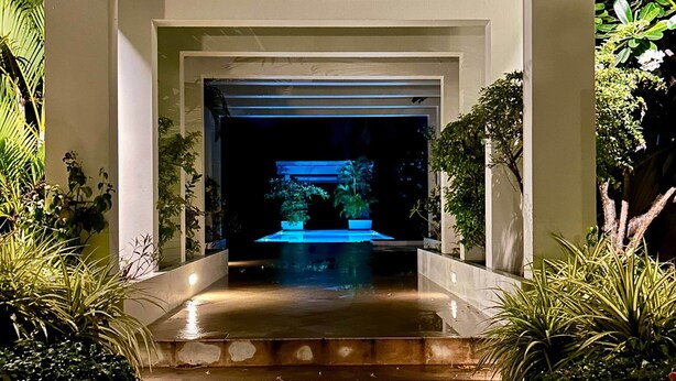 A modern building with a pool and steps leading up to it. - Modern Townhouse | Condo in Sam Roi Yot (Sam Roi Yot)