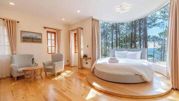 Suite, vistes a la muntanya | Escriptori, cortines opaques, planxa i posts de planxar i wifi gratuïta